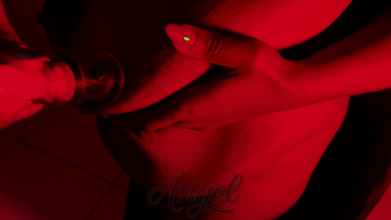 Angel Big B: Prsaty a baculatý upír tě svede a vysaje [Halloween]