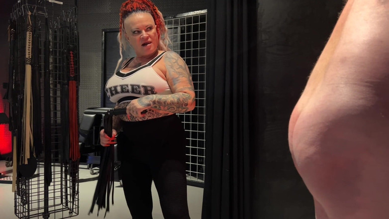 Domina Dark: Sie putzt seinen verstand