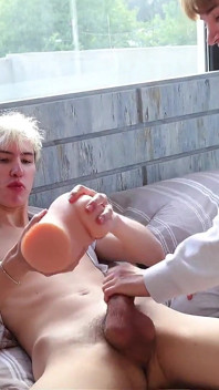Cowok kontol besar ini ngentot cowok imut sampai muncrat di dalam memeknya