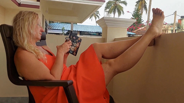 Selena701: 금발의 성숙한 아내가 드레스를 입고 섹스를 즐긴다