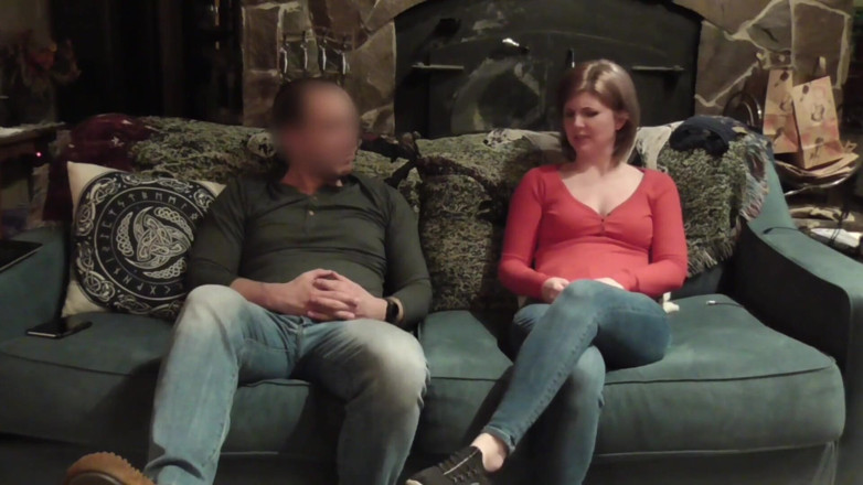 Housewife Ginger: Aynı anda iki yarak emmeyi hayal ediyor