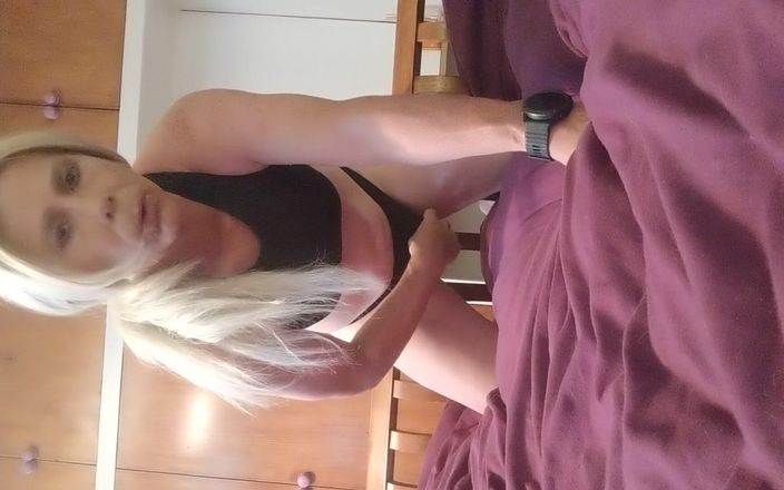 NikkiGee: Den Strap-on reiten!