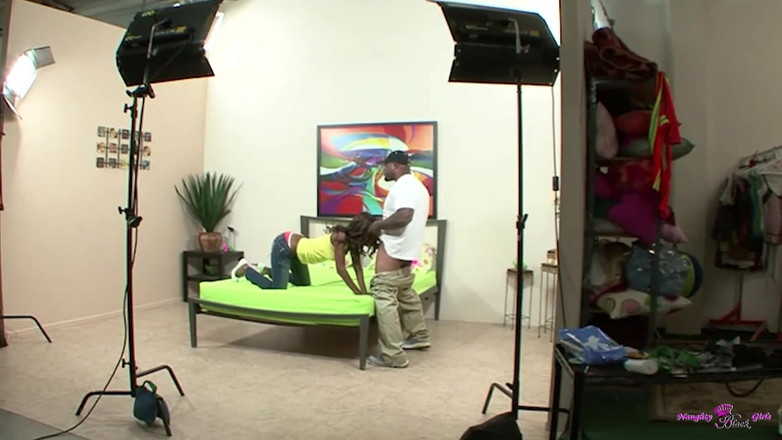 Naughty Black Girls: 이 육덕 흑인 펠라와 그의 자지를 따먹고 싶었던 Bella Moretti와 Heidi Waters.