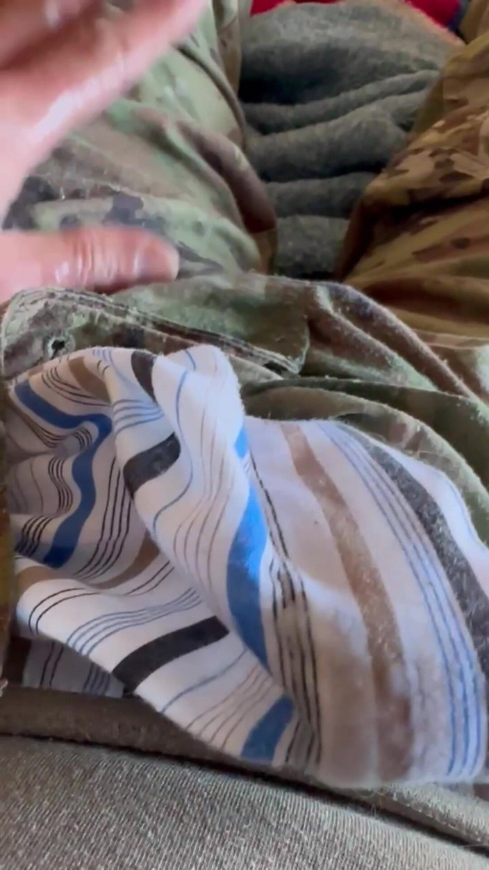 Gay Soldier Stuff: Us Army Specialist pożycza swoje szorty Boxer Sarge'a i szarpie...