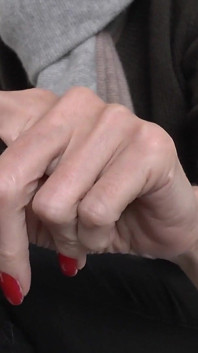 Lady Victoria Valente - hermosas uñas rojas
