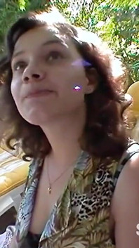 Üvey anne Conny ve üvey kız tessa bahçıvanla seks oyunları yapıyor