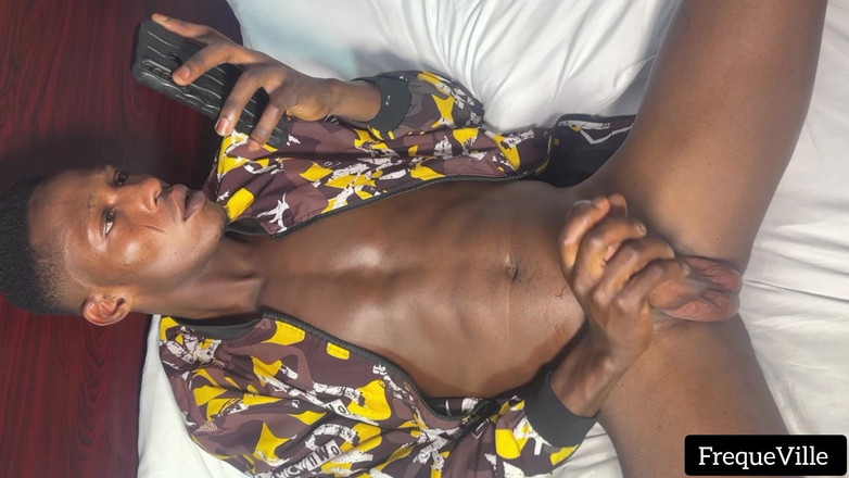 FrequeVille: Anh chàng hứng tình ở nhà jerkin con cu của anh ấy