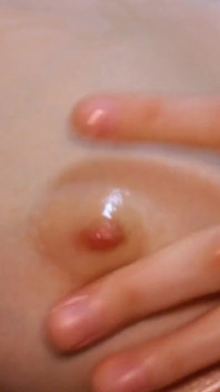 オイルでおっぱい遊び。油を塗ったおっぱいで遊んでください。