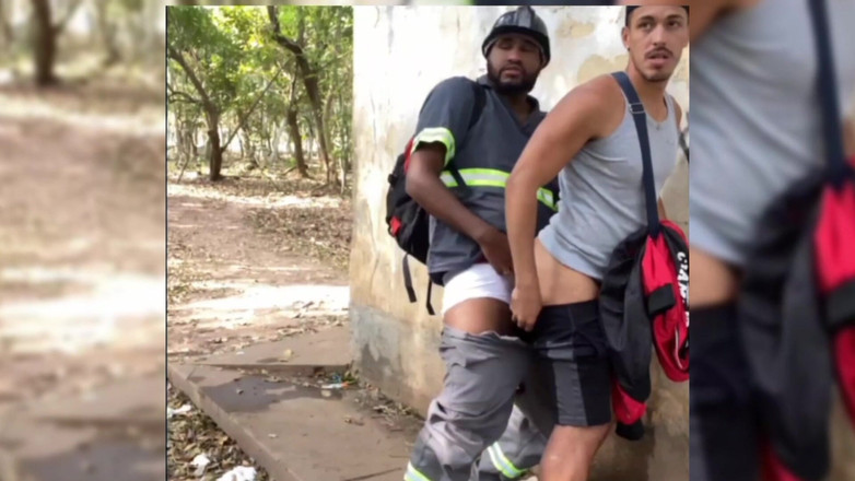 TheBlacKHunterr: 私は仕事を辞めて、人前で私をしゃぶってセックスしてくれる男を見つけました