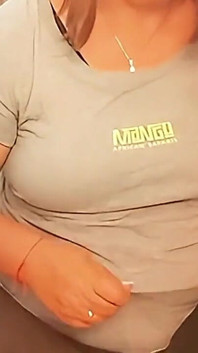 Olgun orta yaşlı seksi kadın iki yarak emiyor ağzında iki yarak hissetmek istiyor