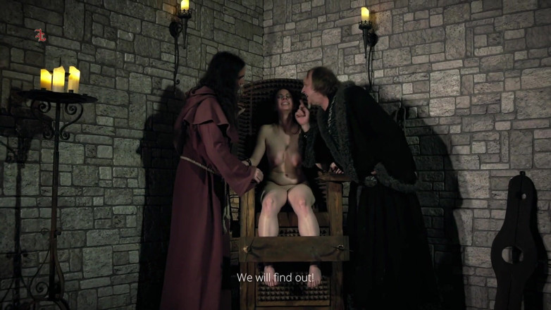 Inquisition and prison world: Mooin Ведьма - горничная Judith кордит на шипастом средневековом стуле ведьмы, пока ее вымя обрабатываются ледяной водой, плавленным горячим воском