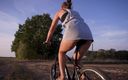 Teasecombo 4K: Draußen biken und den arsch im Minirock blankziehen