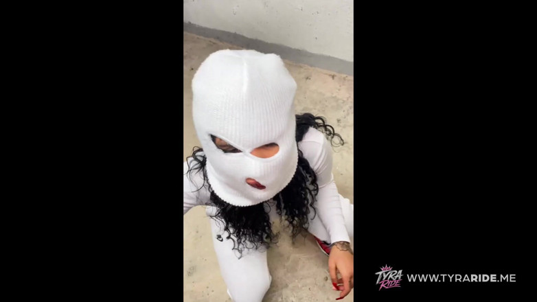 TYRARIDE: MiLF mascherata in Bala bianco adora e prosciuga un grosso...