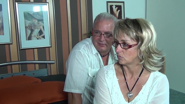 Swinger Friends Germany: Ama de casa siempre durante el sexo, algo tiene que...
