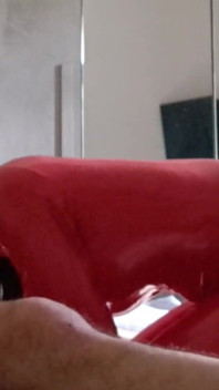 Lateks catsuitli orta yaşlı seksi kadın sakso çekiyor ve döl yutuyor