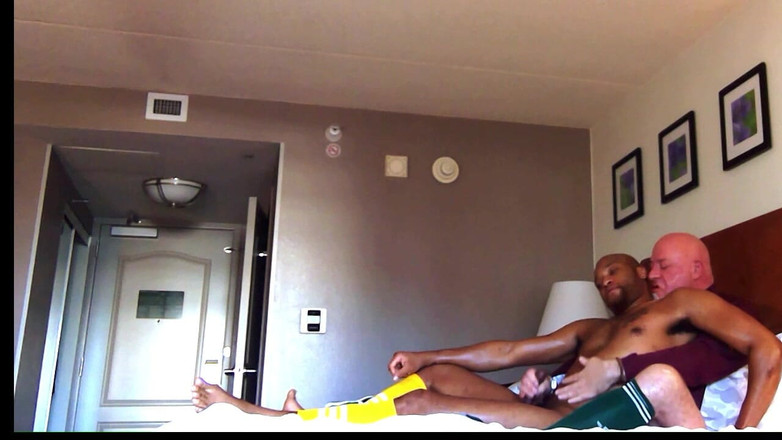 Kennie Jai: Kennie Jai wordt gemasseerd door de coach