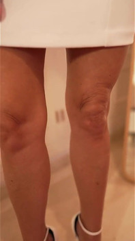 蒂娜打扮成资产阶级荡妇，脱掉衣服，穿着高跟鞋和内衣扮演妓女。
