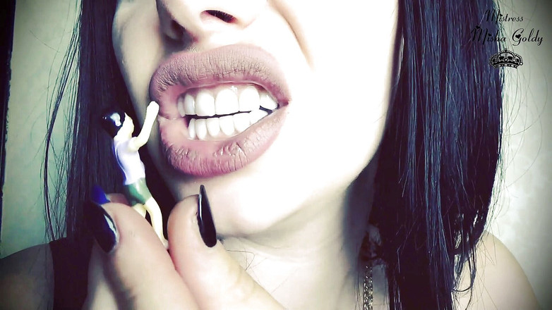 Goddess Misha Goldy: Мої губи - це двері в пекло для крихітних людей!