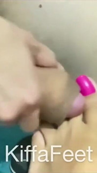 Diosa Kiffa está provocando a uno de su adorador de pies