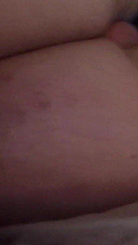 Antrenând un vibrator anal profund și pompând tare bobocul meu de trandafir