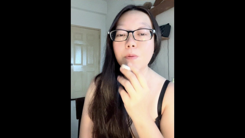 Smoking Asian: Darkside fumat asiatic șuierătoare, tuse, mamă sexy fără sutien vă invită...