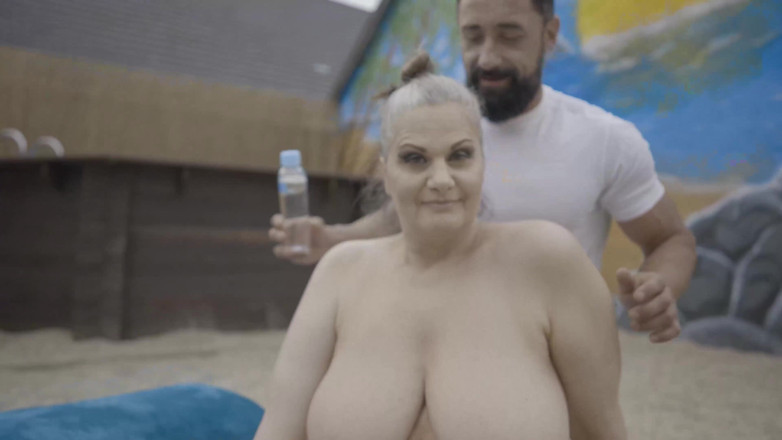 Big Boobs Babe: Joy Adams - teta caliente en la playa y coño cachondo