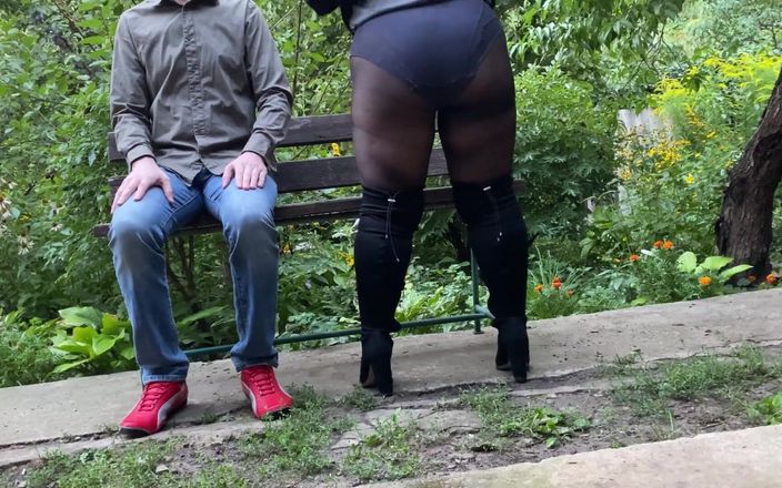 Our Fetish Life: Ginerele pervers o urmărește pe soacră masturbându-se într-un parc