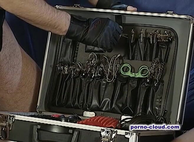 Porno Cloud: Cewek itu suka fisting dalam banget - DVD
