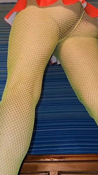 Haciendo algunas escaladas y estiramientos en mis pantimedias verdes y mi mini rojo