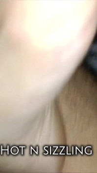 Je frotte mon clitoris mouillé