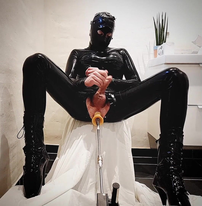 Hooded June: La bambola bollente viene scopata in macchina e viene