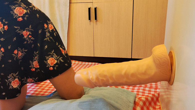 Lizaveta: I Cum From an Elephant-sized Dildo