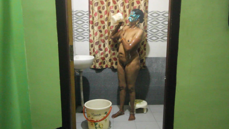 Desi Homemade Videos: Geile reife indische tante filmt während der dusche