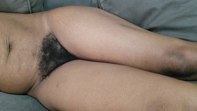 Lovemina: Una mujer con mucho hermoso pelo púbico entre sus piernas...