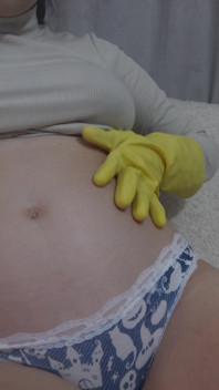 Moja ciężarna żona masturbuje się w żółtej rękawiczce do naczyń i mówi o tym, jak bardzo uwielbia masturbować się w rękawiczkach do naczyń i chce