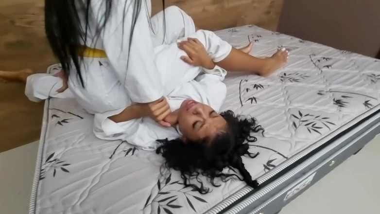 FetishKing: Boj Judoka - Izabella Paes a Nataly