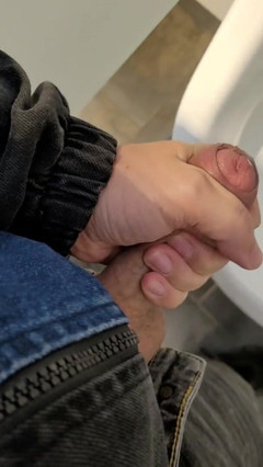 Wanker forever: Una sega rischiosa molto calda nella stanza degli uomini