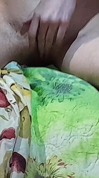 La matrigna e la figliastra si masturbano l'una davanti all'altra