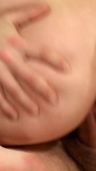 Geile Blondine Lutscht Schwanz Und Wird Hart Gefingert