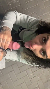 Tatuada milf pega chupando pau ao ar livre