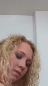 Kręcona blondynka MILF w dżinsowych szortach ostro zerżnięta na szarym łóżku