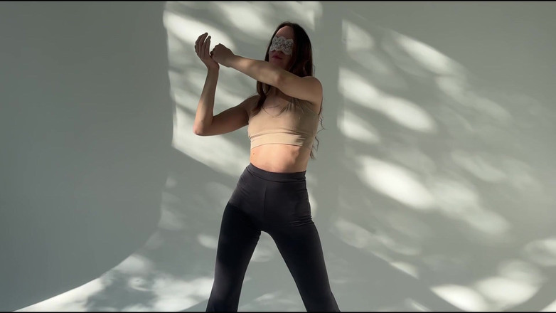 Skinny_lady69: Protahující se bohyně v těsných legínách a masce