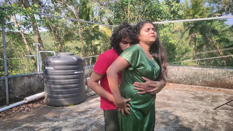 Vaigavarun45: आउट डोर सेक्स, वैष्णवी और शरुन राज बाहर दरवाजा रोमांस और सेक्स, मल्लू जोड़ा छत में सेक्स के साथ हॉट रोमांस
