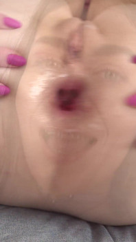 Vier enorme pikken scheuren de strakke gaten van de jonge hoer uit elkaar