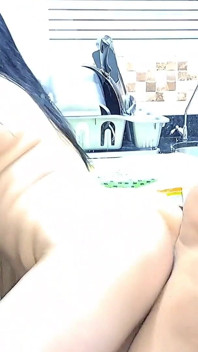 나는 흥분해서 부엌에 있는 새엄마를 놀라게 하여 맛있는 입으로 해준다