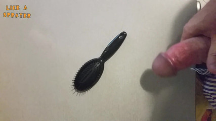 Like a sprayer: Handjob and cumshot on a haribrush