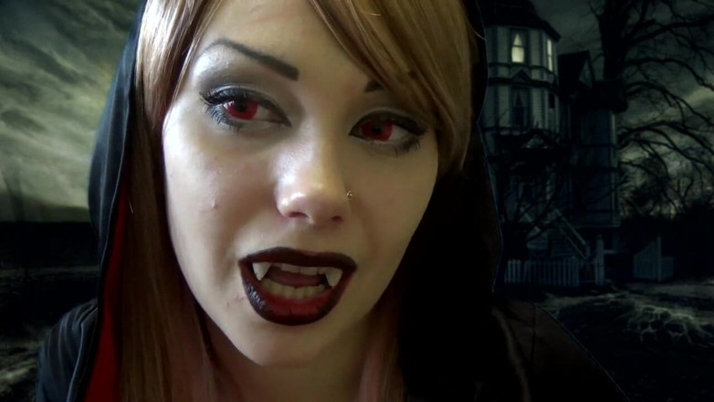 Goddess Misha Goldy: Soy tu dominatrix vampírica malvada y estoy decidiendo qué harás