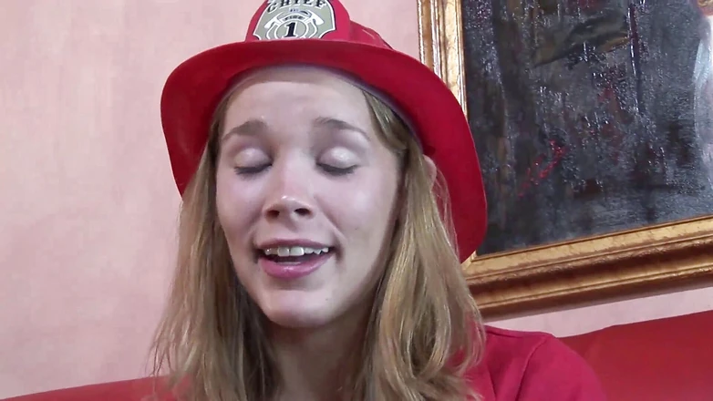 Young Sinner: Heiße und sexy feuerfrau kommt, um ein großes und hartes...