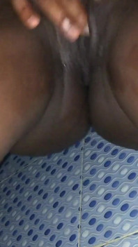 Sexy afrikanisches ebenholz neckt feuchte muschi in deinem gesicht, aus dem bauch, sexy tanz-badezimmer