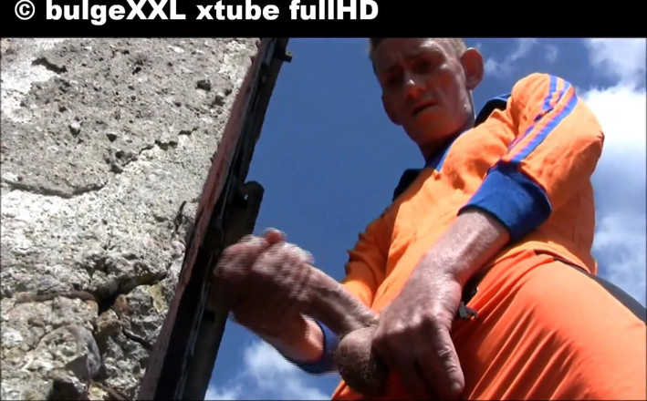 BulgeXXL: Outdoor showoff cumshot big cock